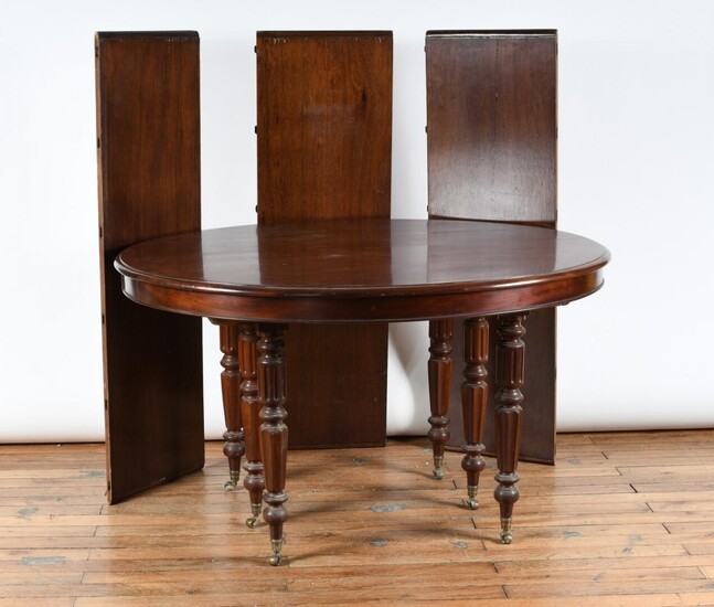 TABLE en acajou et placage, reposant sur six pieds, avec allonges, Louis-Philippe. H. 74 -...