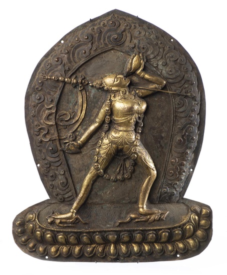 TIBET - DAÏKINI, Repoussé en cuivre doré représentant Naro Daïkini écrasant Bhairava et Kalahari, XVIIIe- XIXe
