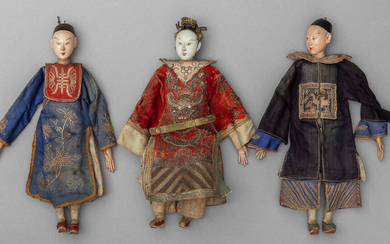Tre figurine cinesi in terracotta, vestiti originali, Cina metà sec.XIX h.cm.27