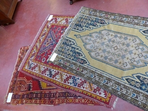 Trois carpettes turques Melas.