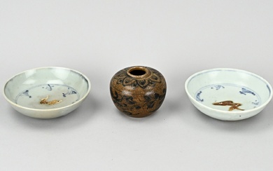 Trois pièces en porcelaine chinoise. 1x vase Céladon avec décor floral. 2x plat Ming avec...