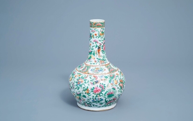 Un vase de forme bouteille en porcelaine de Chine famille rose de Canton à décor floral, 19ème siècle