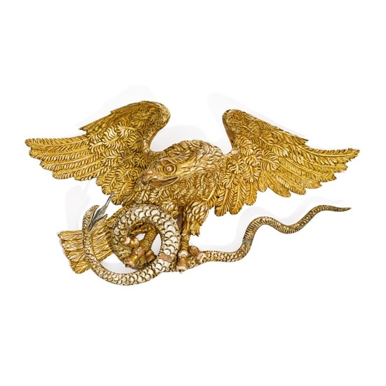 VERY FINE CARVED GILTWOOD SPREAD-WINGED AMERICAN EAGLE CLUTCHING A SNAKE WALL PLAQUE, CIRCA 1800