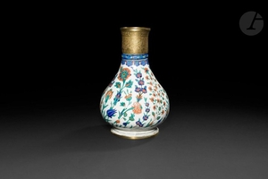 Vase à décor floral, Turquie ottomane, Iznik, vers…