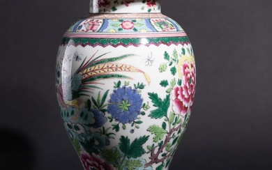 Vase couvert en porcelaine à décor de fleur et d'oiseaux polychrome (monté en lampe). XXe...