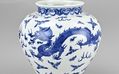 Vase dragon en porcelaine chinoise. De forme balustre. Quelques frittes sur les bords. Dimensions :...