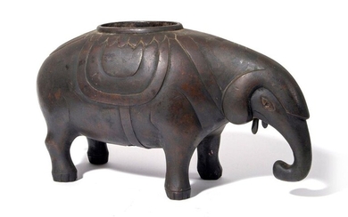 Vase en bronze en forme d'éléphant caparaçonné....