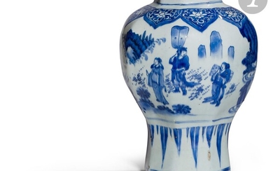 Vase en porcelaine blanche émaillée en bleu...