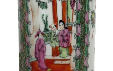 Vaso in porcellana raffigurante scene di genere, Cina, XX secolo. Marchio...