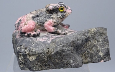 Very fine rhodonite carving of a toad in the manner of Gerd Dreher - Layered semi-precious stone- 20th century