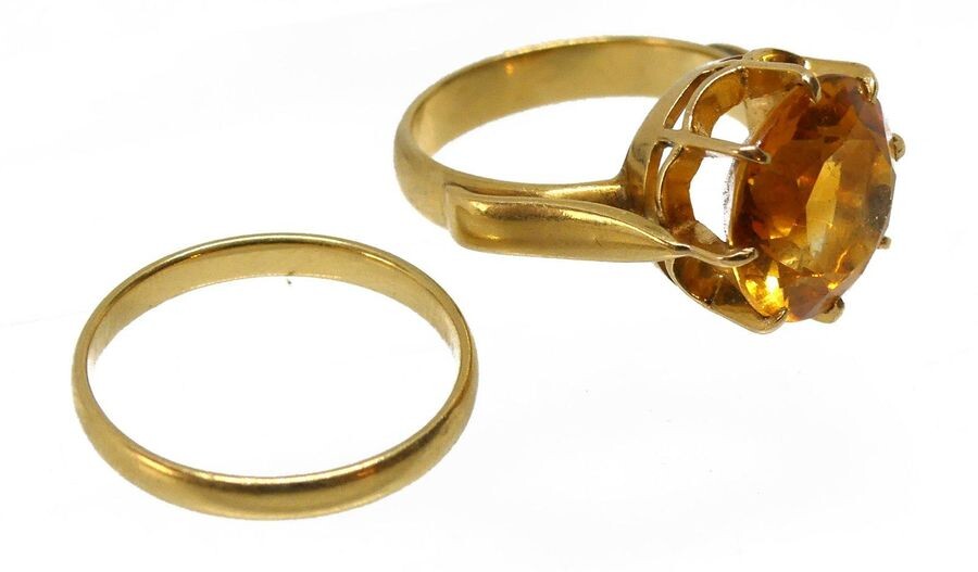 Yellow gold ring set with a faceted yellow fine stone (citrine?). Gross weight 6.8 g TDD 53. An ALLIANCE in yellow gold is attached. Weight 1.9 g.