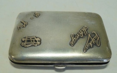 Zigarettenetui aus 800er Silber; deutsche Fertigung wohl um 1910; auf dem Deckel mehrfach monogramm