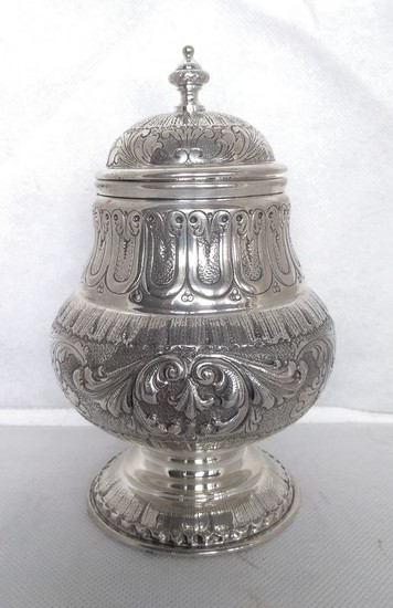 hand chased covered pot (1) - .800 silver - Italy - 1935 circa