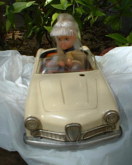 Schuco "Texi" animated doll drives the Italian Alfa
