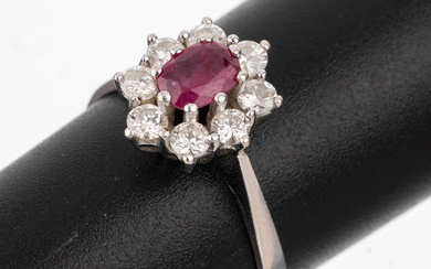 14 kt gold ruby-brilliant-ring , WG 585/000,oval bevelled ruby approx....