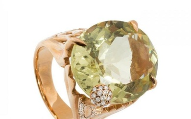 18 kt rose gold ring. and faceted citrine quartz. Small diamonds, brilliant cut, complete the piece.