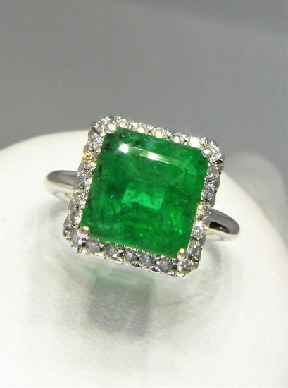 18k Hallmarked Gold Ring - Certified Natural Emerald