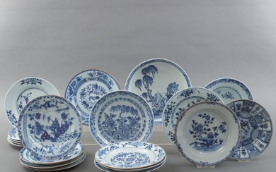 21 diverse Chinees porseleinen borden met blauw-witte decors, alle...