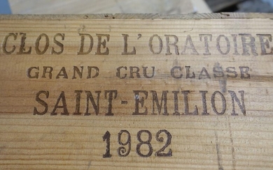 24 bouteilles CLOS DE L'ORATOIRE 1982 GCC Saint Emilion (légèrement bas) Caisses bois d'origine