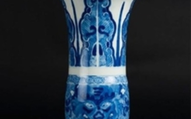 Arte Cinese A trumphet blue and white porcelain vase