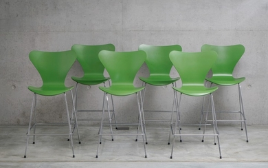 Suite de 6 chaises Série 7 par Arne Jacobsen, édition Fritz Hansen, à piétement en acier chromé, assise et dossier en bois laqué vert