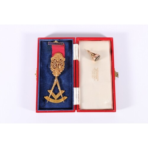 9ct gold Masonic jewel with "Post Nubila Pheobus" and "Sic I...