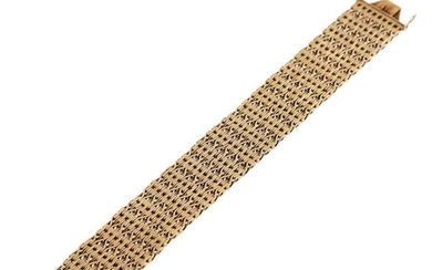 A 14k gold bracelet. W. 2.5 cm. Weight app. 71 g. L. 18.8 cm.