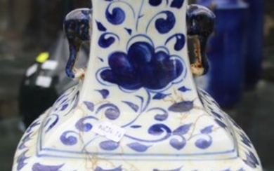 A 19TH CENTURY CHINESE BLUE AND VASE