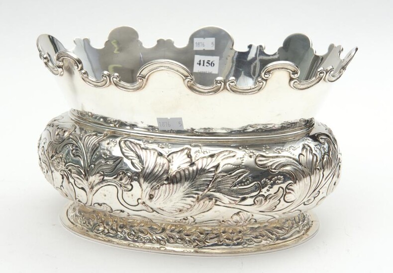 A 19TH CENTURY ENGLISH SILVERPLATE OVAL MONTEITH CENTRE BOWL WITH SCALLOPED EDGES AND FLORAL ENGRAVING W.29CM