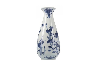 A 20TH CENTURY CHINESE BLUE AND WHITE VASE