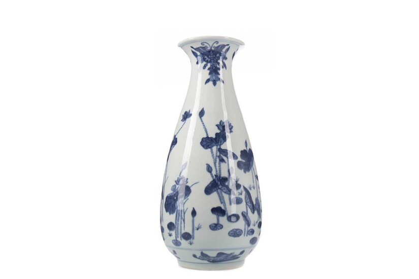 A 20TH CENTURY CHINESE BLUE AND WHITE VASE