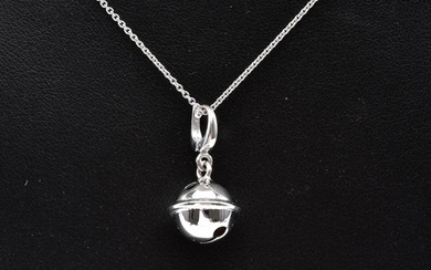 A BELL PENDANT WITH CHAIN, IN 18CT WHITE GOLD, RETAILED BY KOZMINSKY, TOTAL WEIGHT 5.1GMS