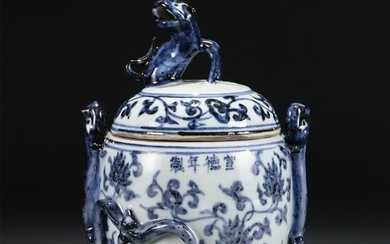 A BLUE AND WHITE PORCELAIN INCENSE BURNER AND COVER