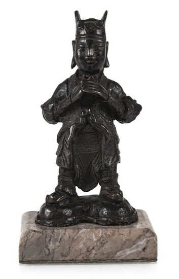 A BRONZE FIGURE OF A STANDING GUARDIAN, China, 17th/18th ct. - h. 16.5 cm o. s.