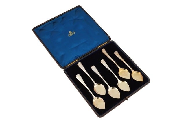 A CASED SET OF VICTORIAN STERLING SILVER ICE CREAM SPOONS, LONDON 1885 BY WILLIAM LEUCHARS