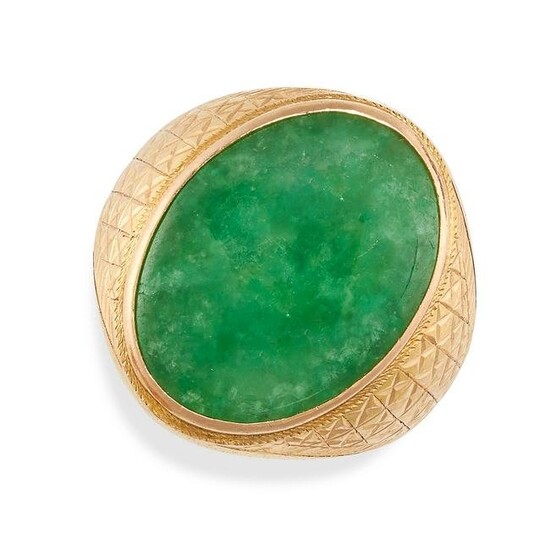 A CHINESE JADEITE JADE RING in yellow gold, the
