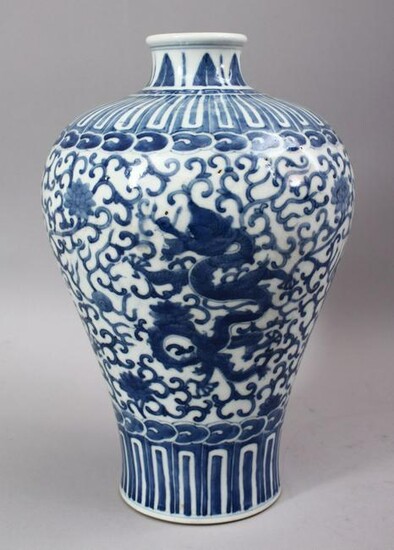 A CHINESE MING STYLE BLUE & WHITE PORCELAIN MEIPING