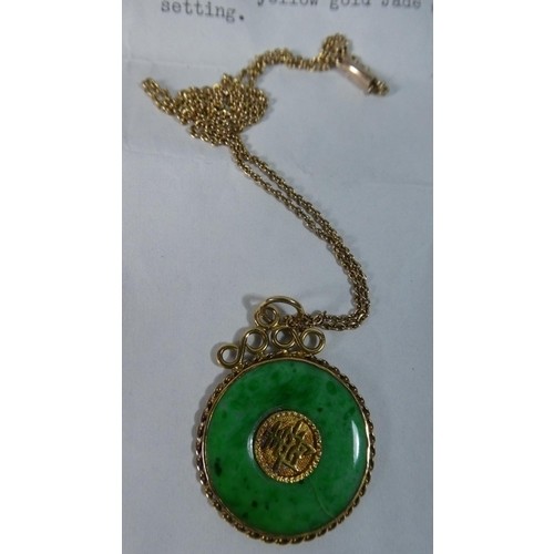 A Chinese Circular Jade Pendant Necklace with 18ct Yellow Go...