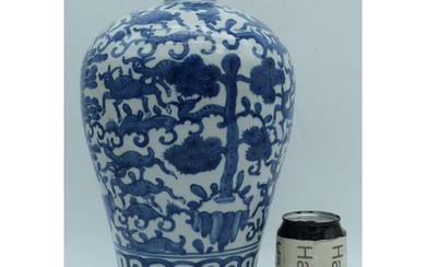 A Chinese porcelain blue and white Meiping vase decorated wi...
