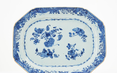 A Chinese porcelain dish, Qianlong (1736-1795), octagonal brim, decorated with flowers in underglaze blue.