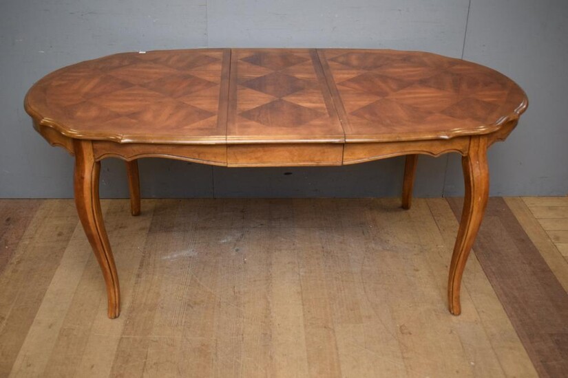 A FRENCH STYLE EXTENSION DINING TABLE WITH PARQUETRY TOP (75H x EXTENDED 178W x UNEXTENDED 143W x 96D CM) (PLEASE NOTE THIS HEAVY IT...