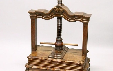 A GOOD 18TH CENTURY FRENCH OAK TABLE TOP PRESS, with a