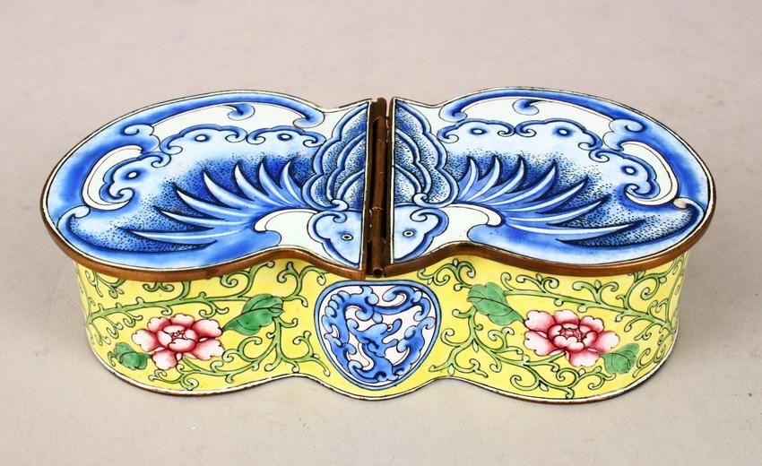 A GOOD 19TH / 20TH CENTURY CHINESE CANTON ENAMEL HINGED