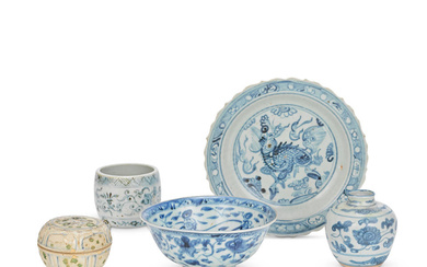 A GROUP OF BLUE AND WHITE WARES 15th-17th century