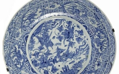 A LARGE CHINESE 'SWATOW' CHARGER,16TH-17TH CENTURY