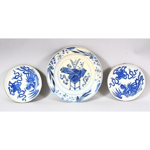 A MIXED LOT OF THREE CHINESE BLUE & WHITE PORCELAINS - compr...