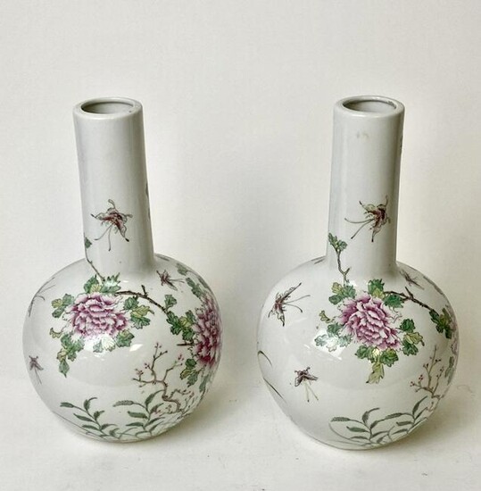 A PAIR OF CHINESE PORCELAIN VASES