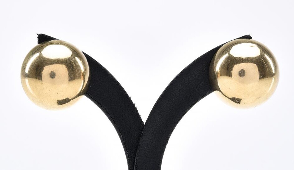 A PAIR OF DOMED EARRINGS TO POST AND CLIP FITTINGS, IN 9CT GOLD, 7 GRAMS, DIAMETER 20MM APPROXIMATELY