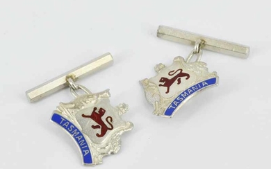 A PAIR OF STERLING SILVER CUFFLINKS