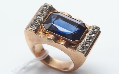 A RETRO PASTE SET DRESS RING IN 9CT GOLD, SIZE N, 13GMS